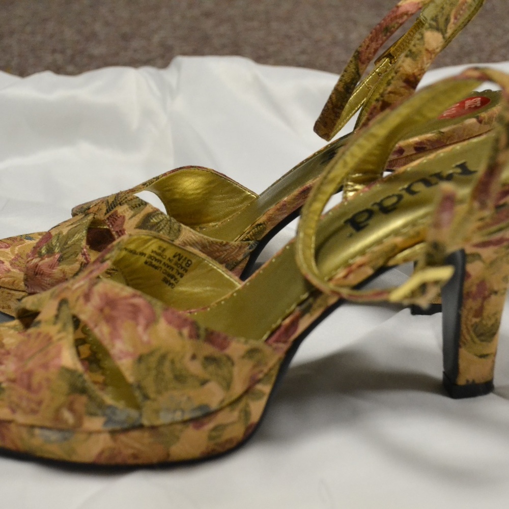 Stunning tapestry design Heels by Mudd.